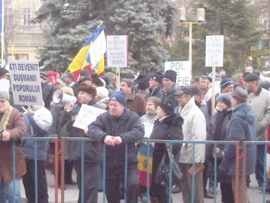 Constănţenii continuă protestele în faţa Prefecturii